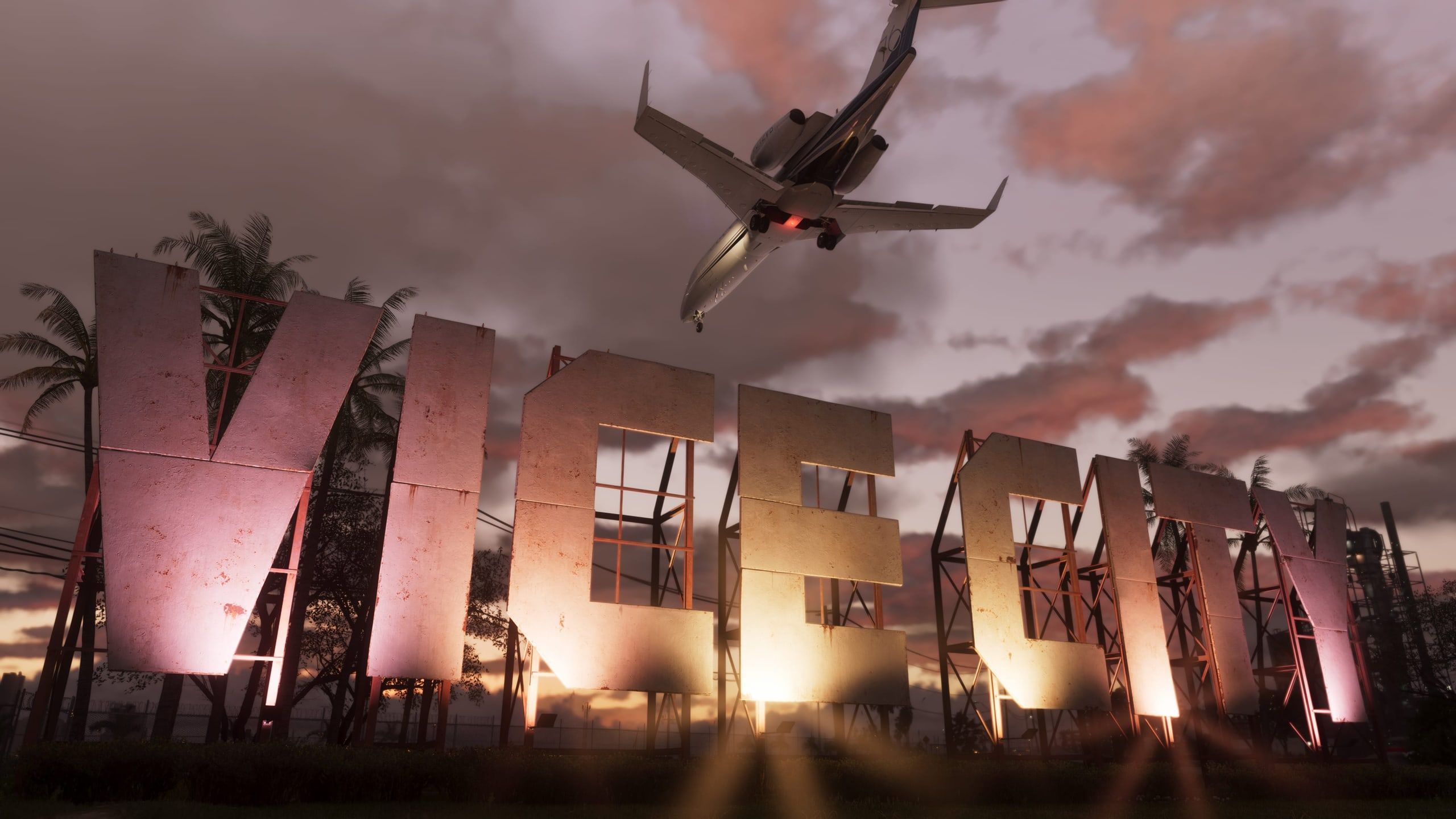 Вывеска «VICE CITY» на закате, над которой пролетает частный самолёт